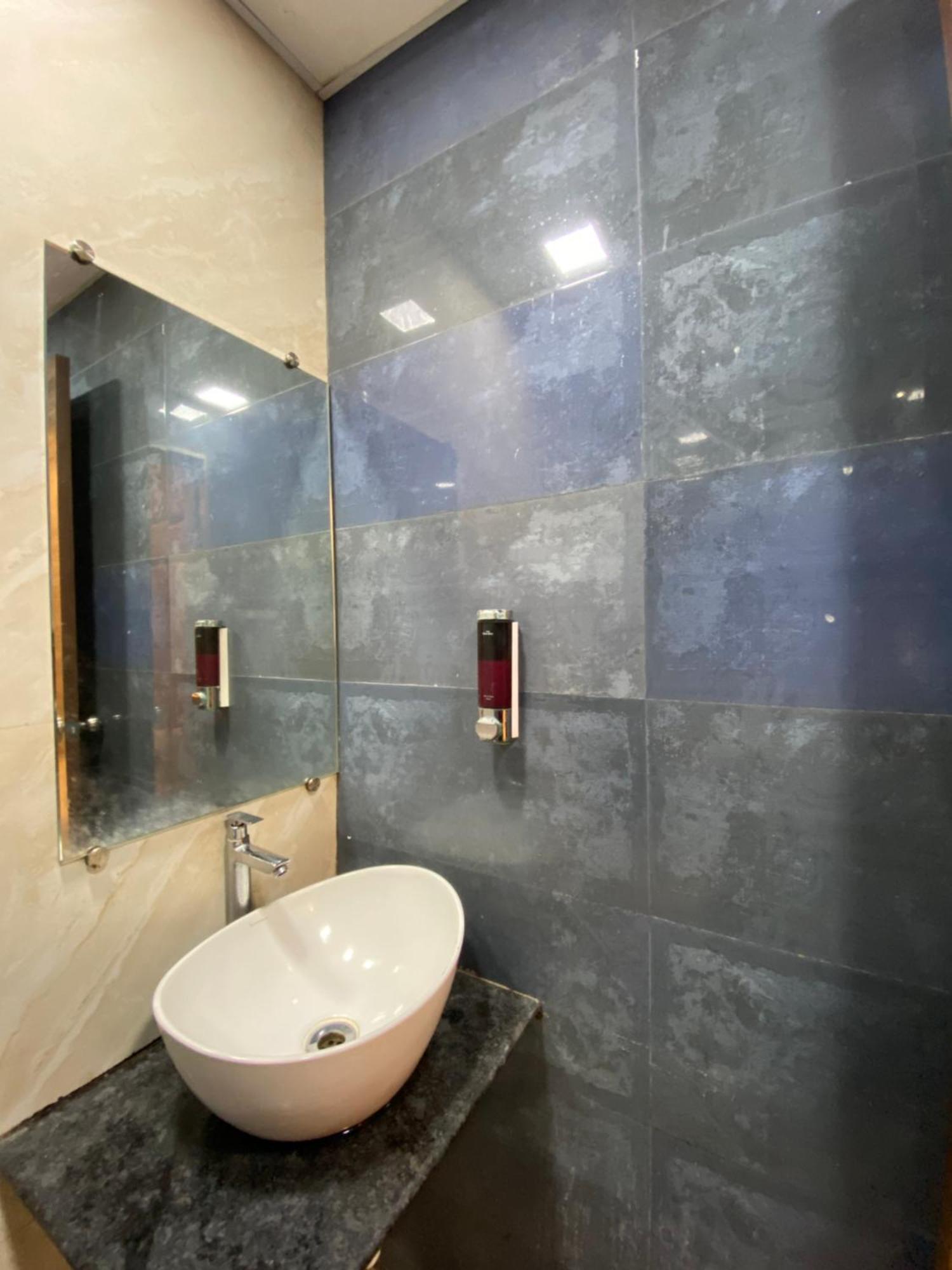 Hotel Blue Wellington - Near Mumbai Airport Exterior photo